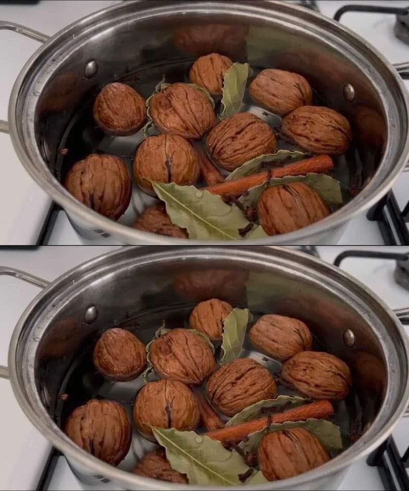 Punerea Nucilor Cu Foi De Dafin într O Oală După Câteva Minute Va Avea Un Efect Uimitor. Iată Ce Se întâmplă